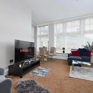 Number One - The Exquisite Emerald Abode Apartment