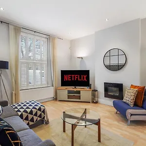 Pristine Stylish Townhouse On The Stray! - Sleeps 9 Holiday home