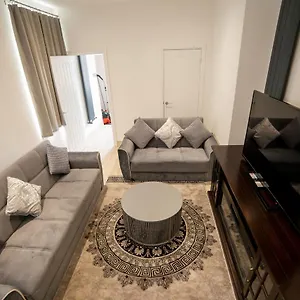 Entire 2 Bedroom Ground Floor Centre & Stadium Apartment